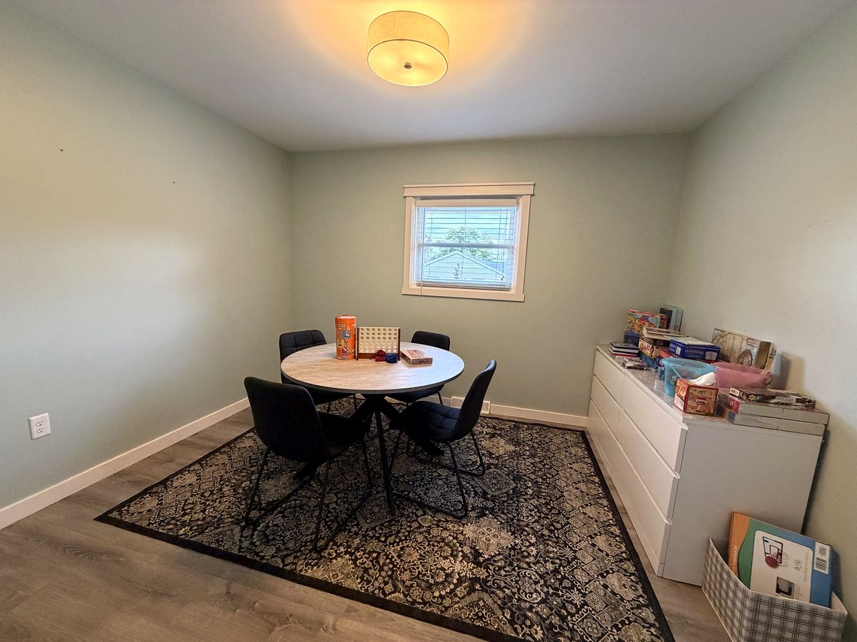Therapy room with a round table